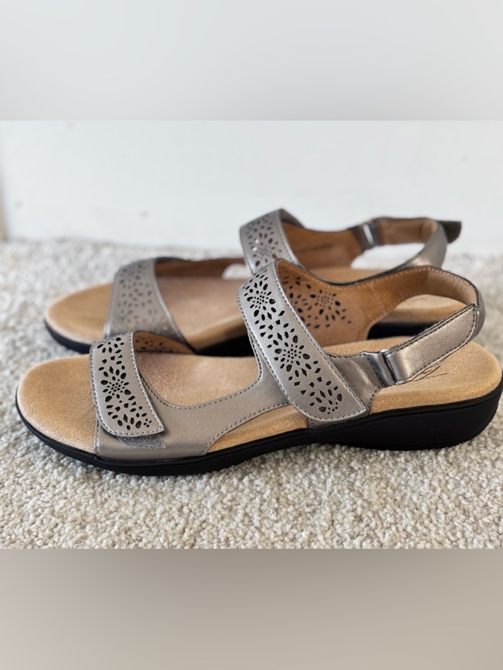 Trotters Romi Pewter Vegan Leather Sandals EUC 8.5 - Picture 2 of 11